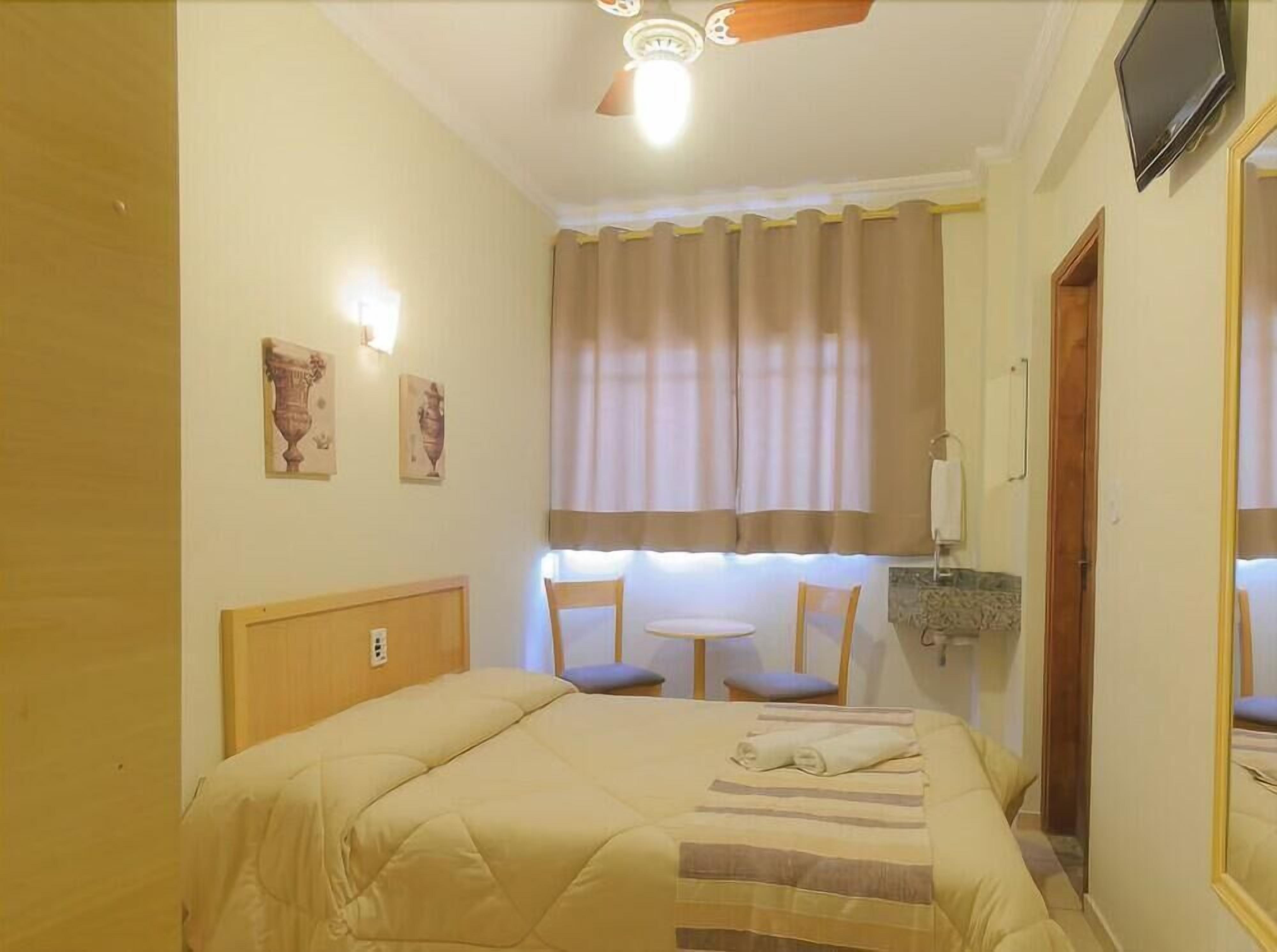 Una scrivania, tende oscuranti, Wi-Fi gratuito, lenzuola