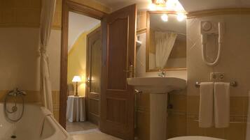 Classic Double Room | Bathroom | Combined shower/bathtub, free toiletries, hair dryer, towels