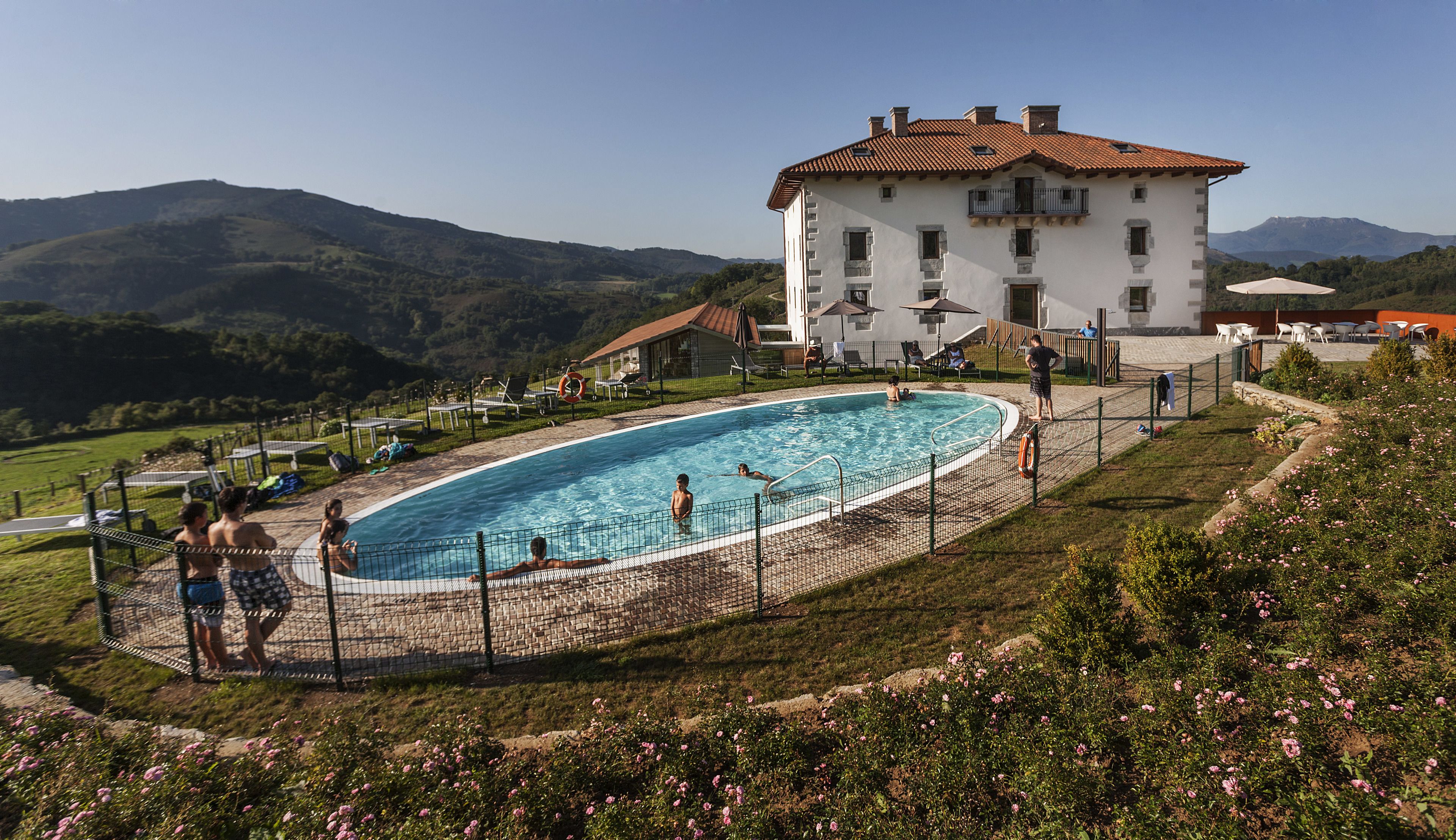시즌별로 운영되는 야외 수영장, 수영장 파라솔, 일광욕 의자