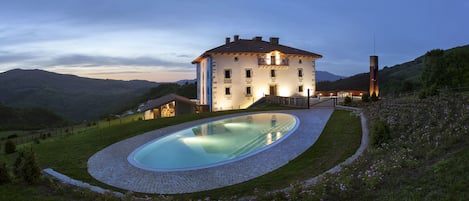 Piscina externa sazonal, guarda-sóis, espreguiçadeiras