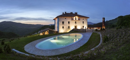 Una piscina al aire libre de temporada, sombrillas, tumbonas. Palacio de Yrisarri by IrriSarri Land