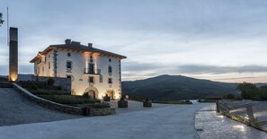 住宿正面 - 傍晚/夜晚