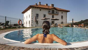 Piscine extérieure (ouverte en saison), parasols de plage
