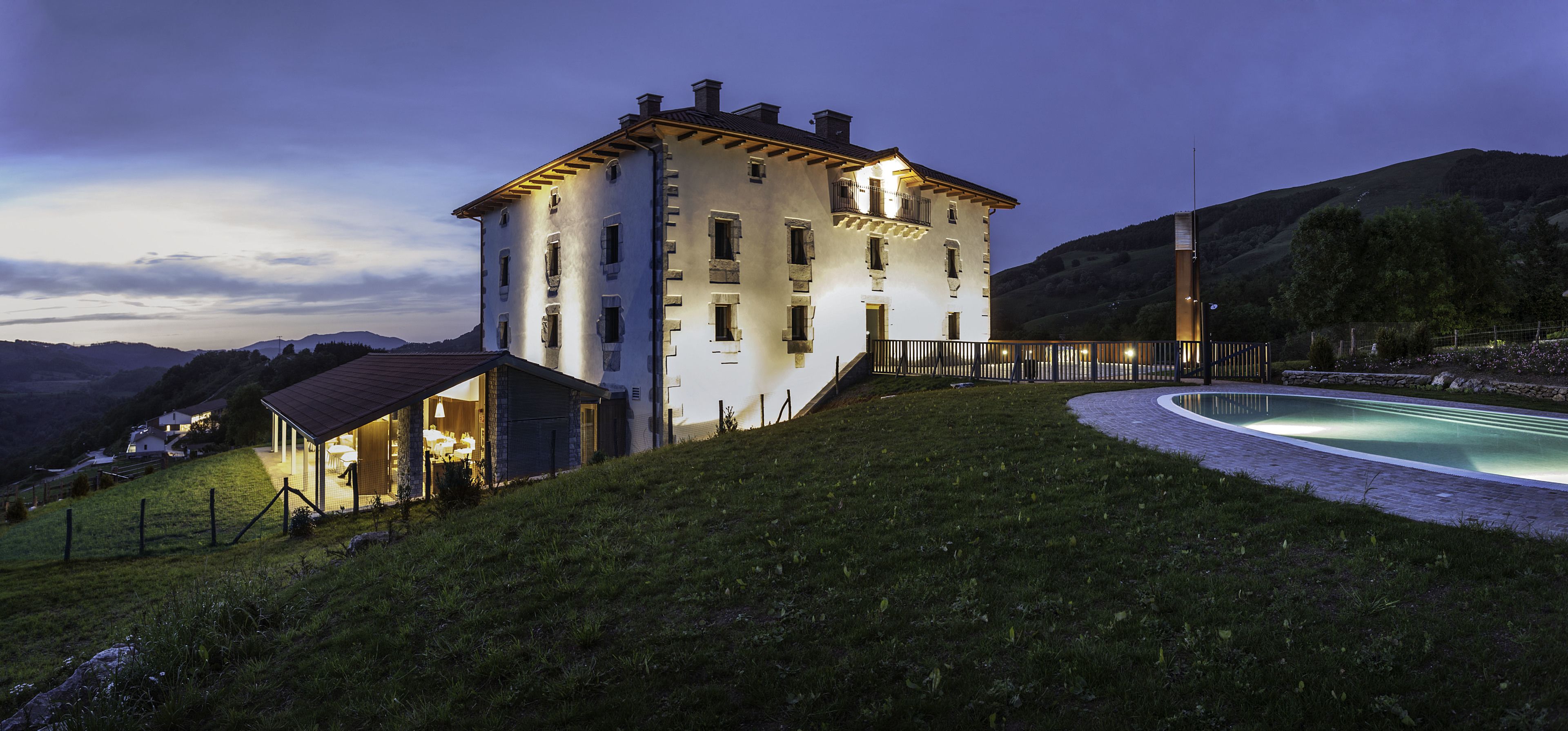 숙박 시설 정면 - 저녁/밤