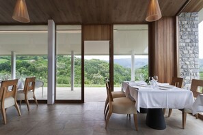 Phục vụ bữa sáng, bữa trưa và bữa tối