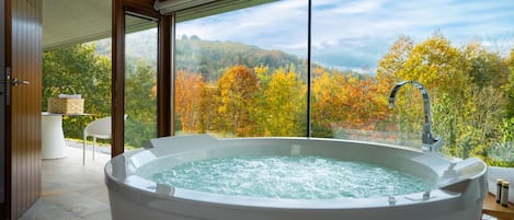 مكتب وستائر تعتيم وتجهيزات عازلة للصوت وواي فاي مجانًا