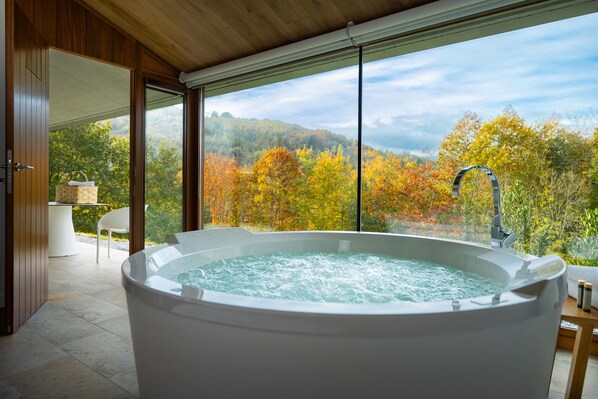 One-Bedroom Gran Deluxe Bungalow | Bàn, màn/rèm cản sáng, phòng cách âm