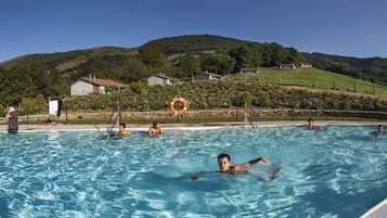 Piscine extérieure, parasols de plage, chaises longues