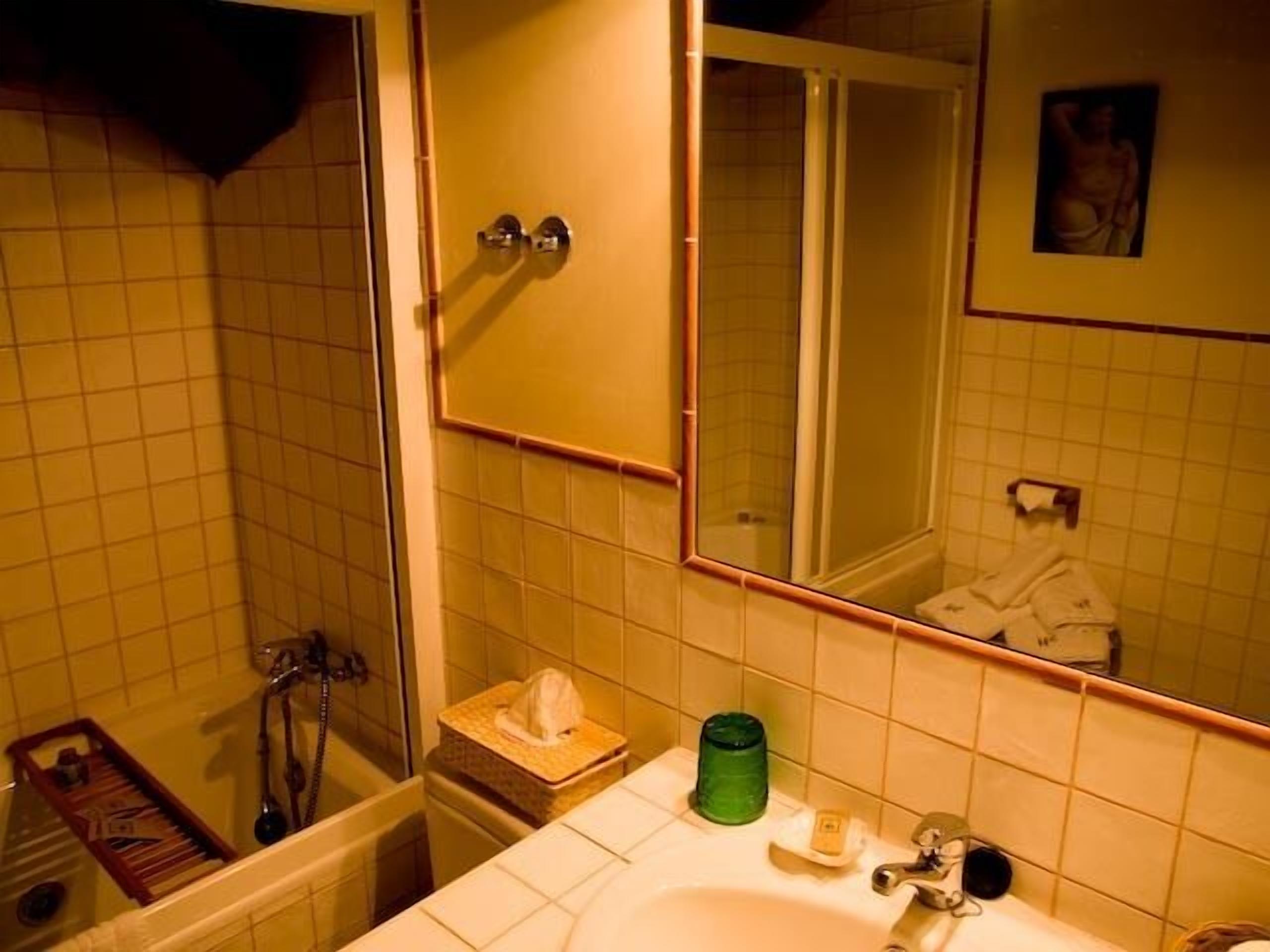 Une salle de bain avec une baignoire, une douche et un lavabo.