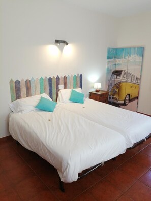 Työpöytä, pimennysverhot, ilmaiset vauvansängyt, lisävuoteet