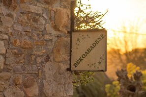 Un muro de piedra con un cartel que dice "BEKOABADENE".