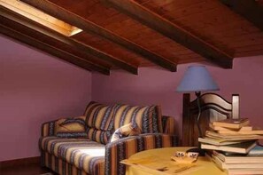 Skrivebord, blendingsgardiner og barnesenger (inkludert)