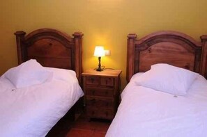 Standard Twin Room | Desk, blackout curtains, free cots/infant beds, rollaway beds - Casa Rural Bekoabadene (Menaka)