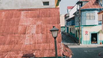 Una calle con edificios, un farol y un cartel.