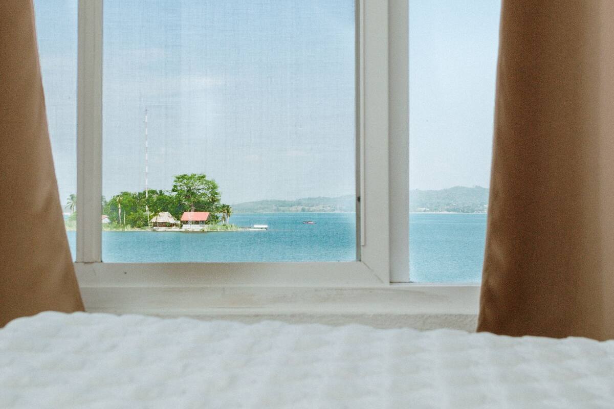 standard room, lake view | premium bedding, in-room safe, blackout curtains, free wifi