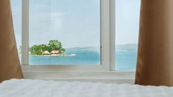 Habitación estándar, vistas al lago | Ropa de cama de alta calidad, caja fuerte, cortinas opacas y wifi gratis