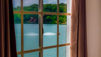 Standard Room, 1 King Bed, Lake View | Premium bedding, in-room safe, blackout drapes, free WiFi