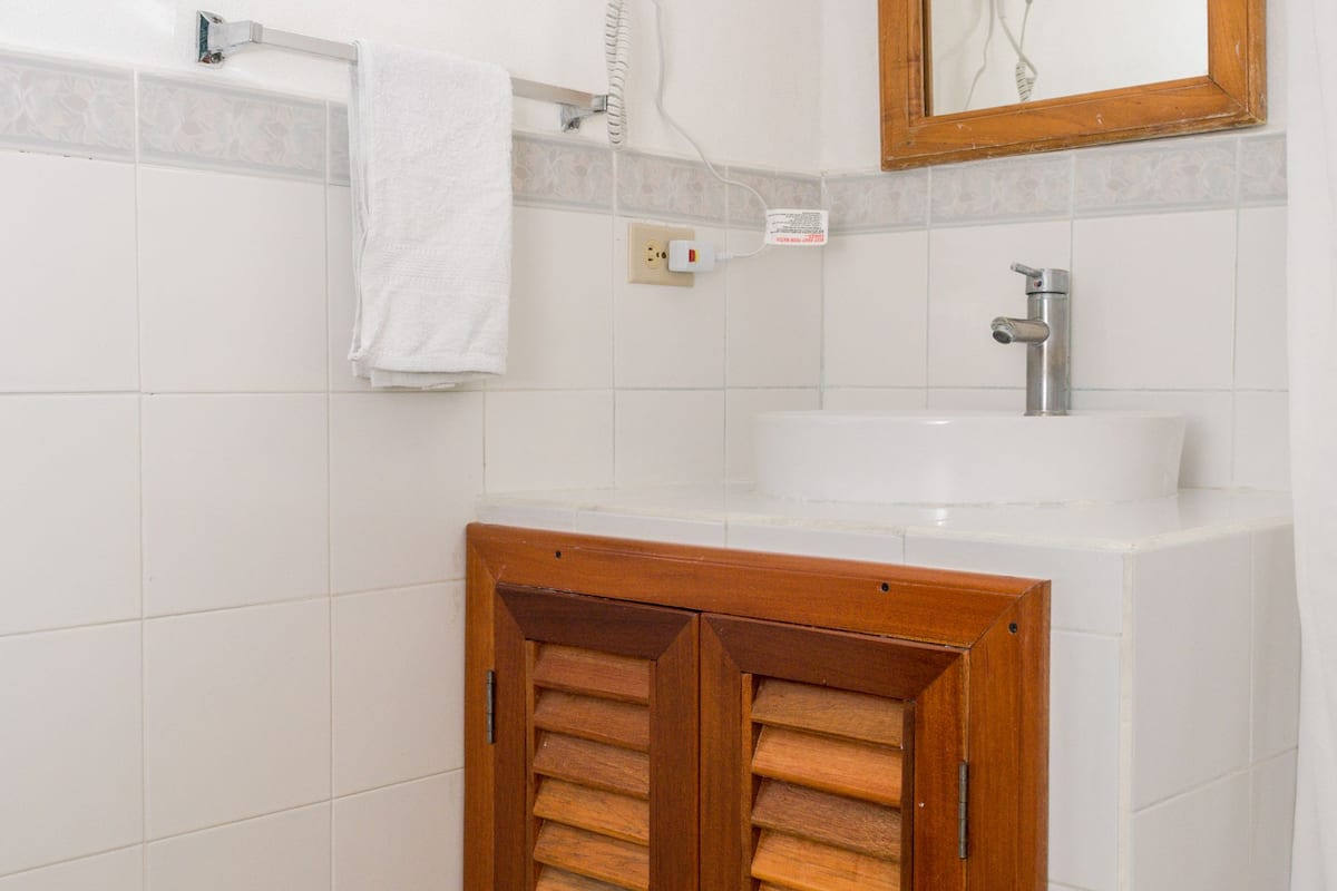 shower, free toiletries, towels