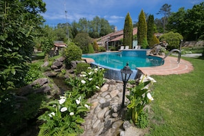 Seasonal outdoor pool, pool umbrellas, sun loungers - Aldea Os Muiños (Rianxo)