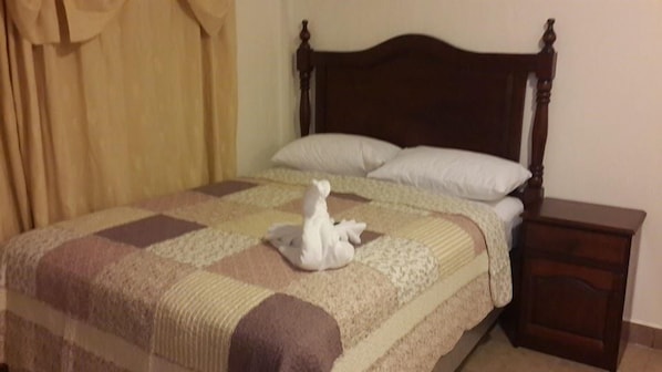 Iron/ironing board, rollaway beds, free WiFi