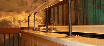 Grand Canyon Caverns Inn