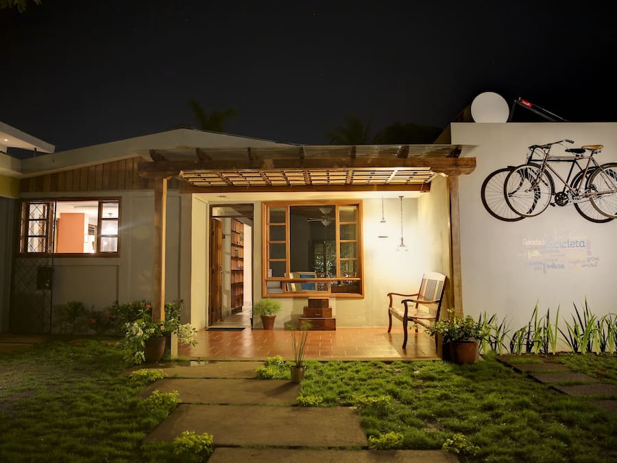 Fachada da propriedade à noite