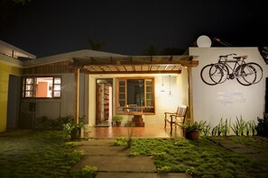 Voorkant accommodatie - avond/nacht
