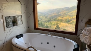 Luxury Room, Mountain View | Bar mini, peti besi dalam bilik, Wi-fi percuma 