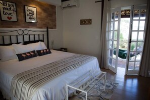 Basic Chalet, 1 Bedroom | Bar mini, peti besi dalam bilik, dilengkapkan perabot secara berasingan 
