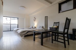 Apartment (self-check in, see email for details) | Desk, free WiFi, individually decorated - Shinsaibashi Nishinagahori Apartment (Osaka)