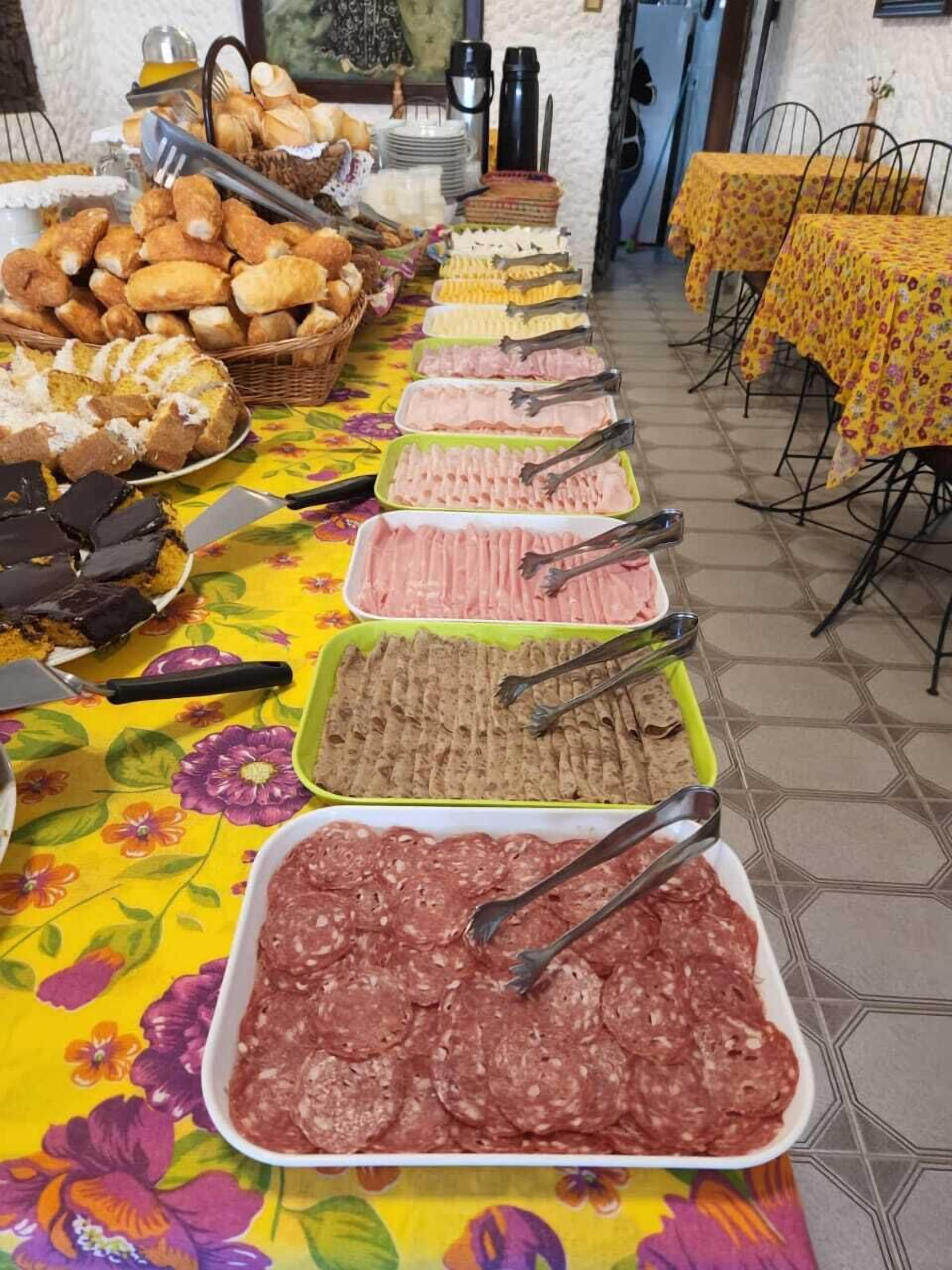 En buffetbord med forskellige retter og bestik.