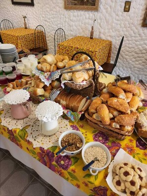 Café da manhã com buffet grátis todos os dias