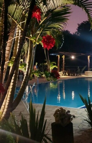 Outdoor pool, sun loungers - Pousada Vale da Serra (Serra Negra)