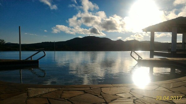 A swimming pool with a view of mountains and a clear sky. - Hotel Fazenda Molise (Serra Negra)