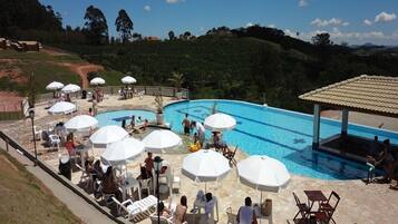 Udendørs pool, infinity-pool, parasoller, liggestole