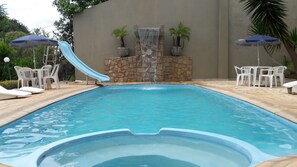 Una piscina al aire libre