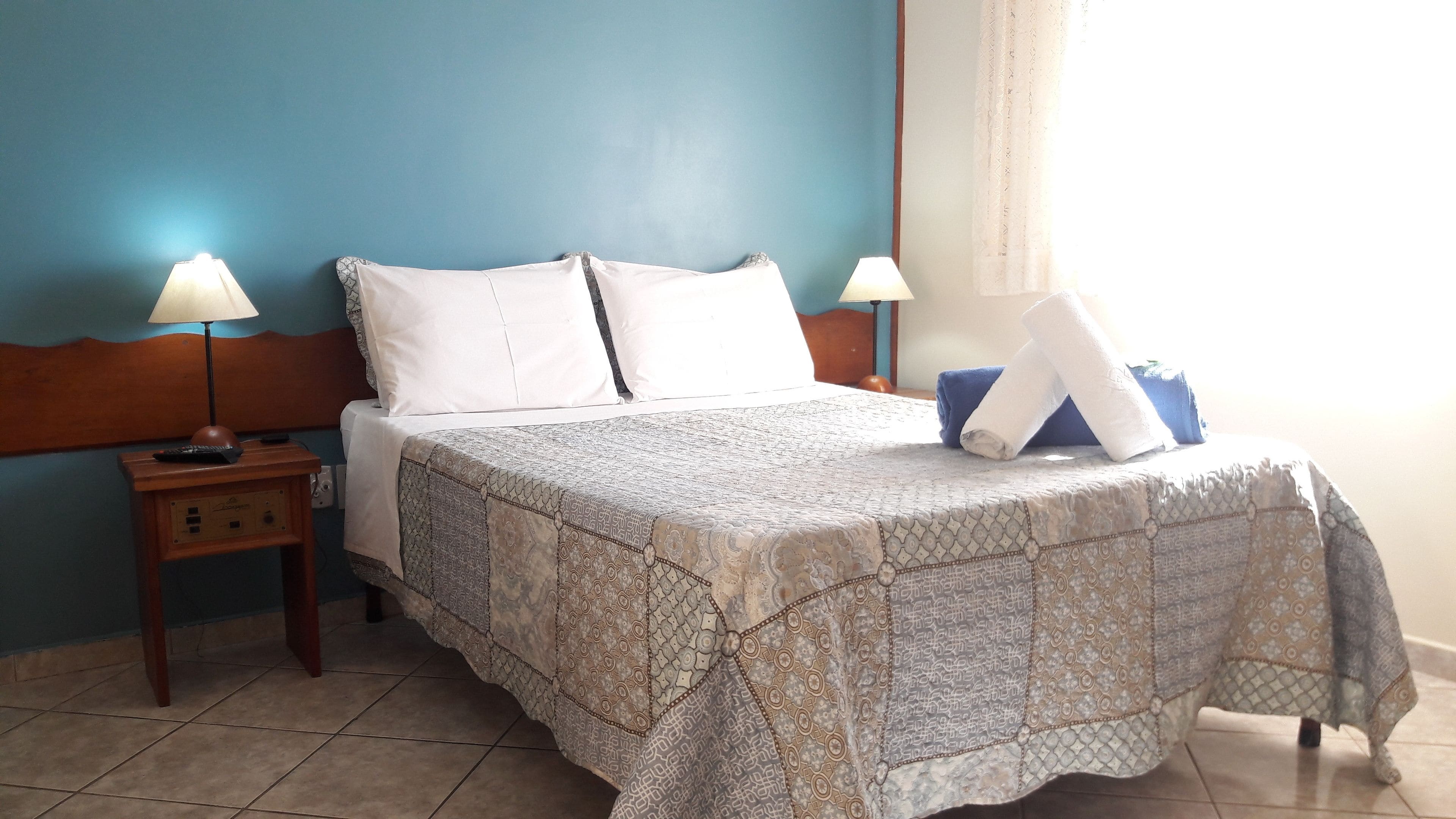 Minibar y ropa de cama 