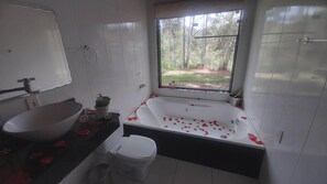 Un baño con bañera, lavabo e inodoro.