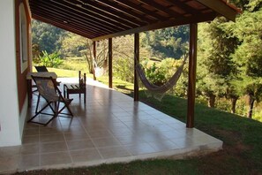 Family Chalet | Terrace/patio - Refúgio Serra Negra (Serra Negra)