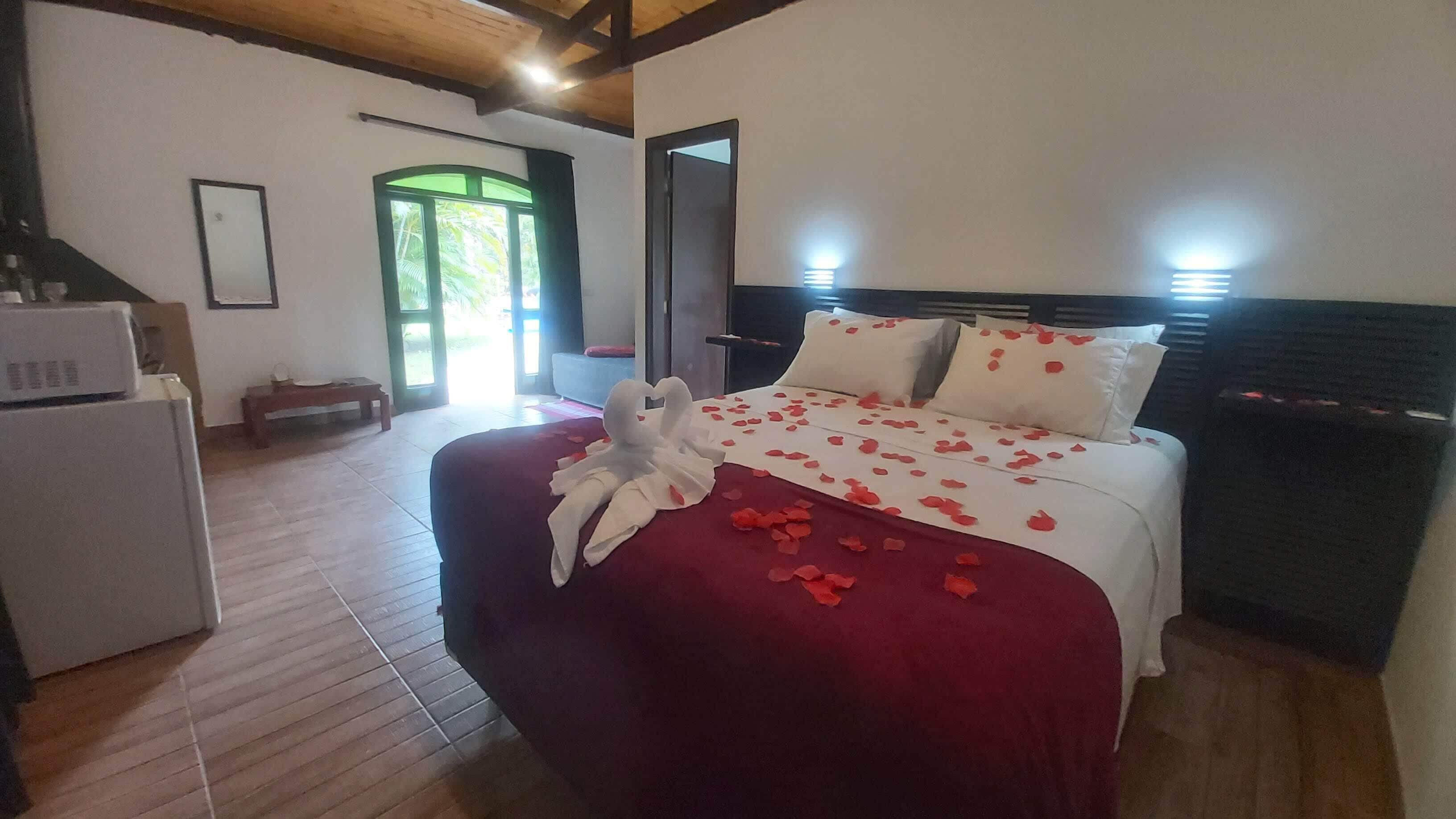 Quarto quádruplo superior, 1 cama King, vista para a piscina, ao lado da piscina | Frigobar, Wi-Fi de cortesia, roupa de cama