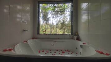 Quarto quádruplo superior, 1 cama King, vista para a piscina, ao lado da piscina | 1 quarto, frigobar, Wi-Fi de cortesia, roupa de cama