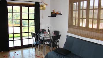 Quarto triplo lua de mel, 1 cama King e sofá-cama, vista para a montanha, ao lado da montanha | Sala de estar | TV LCD 32 polegadas com canais via satélite, TV, DVD player