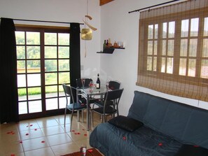 Honeymoon Triple Room, 1 King Bed with Sofa bed, Mountain View, Mountainside | Living room | 32-inch LCD TV with satellite channels, TV, DVD player - Refúgio Serra Negra (Serra Negra)