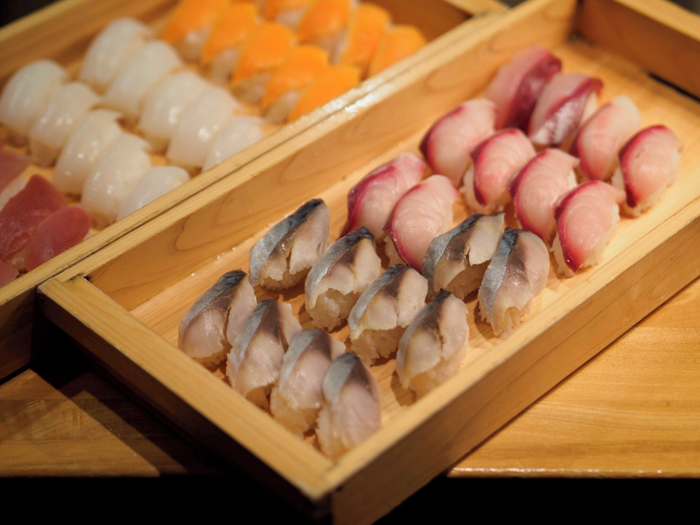 Un plateau en bois contenant différents types de sushis.