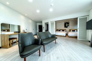 Desk, blackout curtains, free WiFi, bed sheets - Nine Boutique Hotel (Seogwipo)