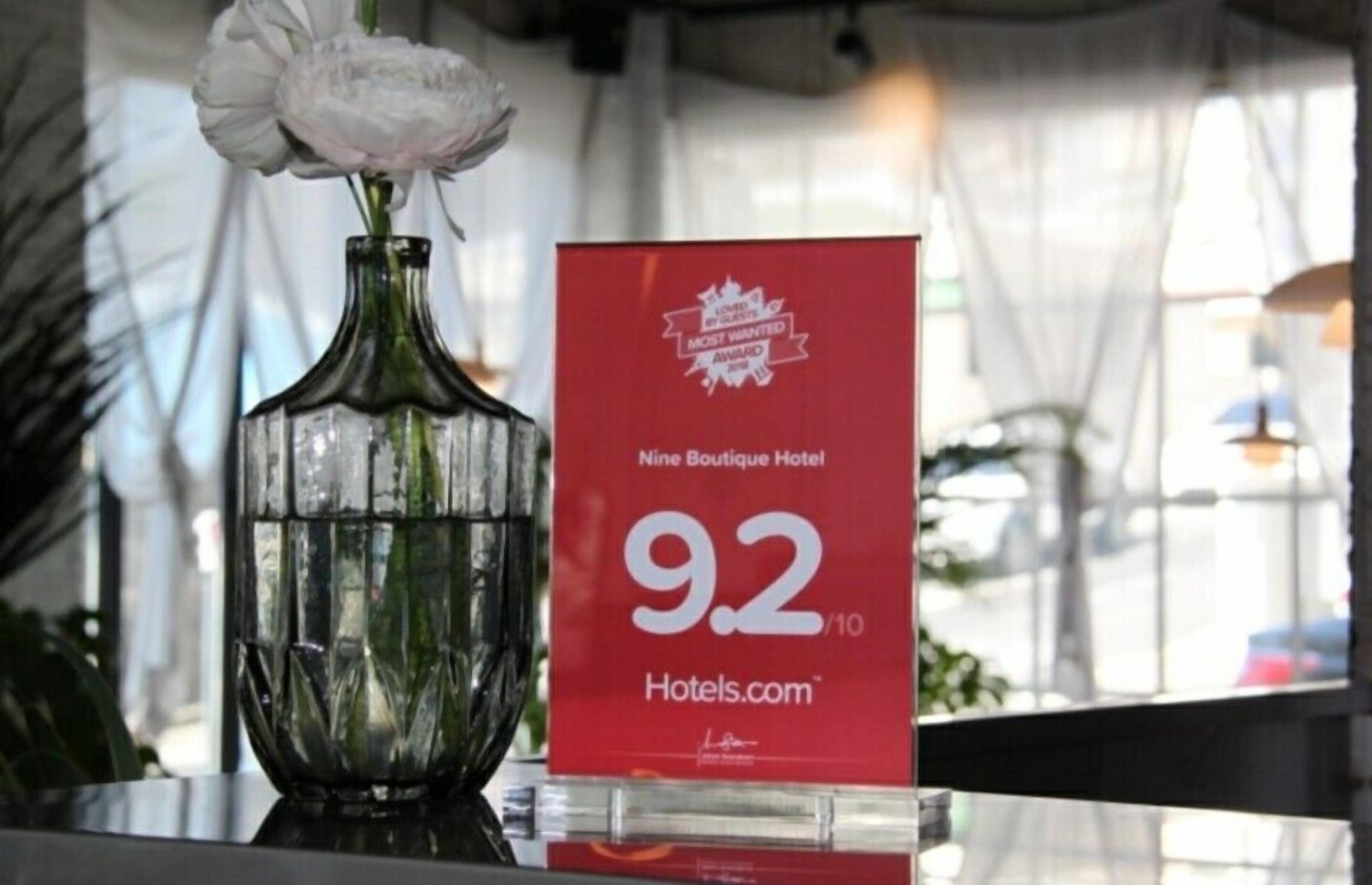 Une pancarte indiquant une note de 9,2/10 pour l’hôtel Nine Boutique.