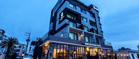 Vista frontal de la propiedad