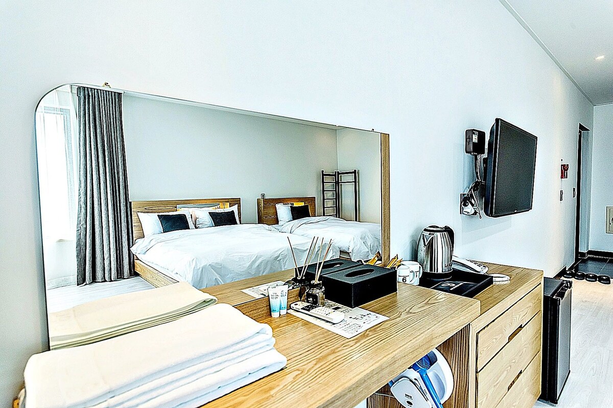 Cortinas opacas, wifi gratis, ropa de cama