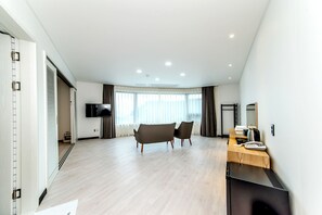 Desk, blackout curtains, free WiFi, bed sheets - Nine Boutique Hotel (Seogwipo)