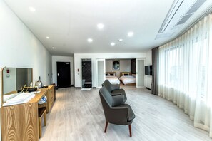 Escrivaninha, cortinas blackout, Wi-Fi de cortesia, roupa de cama
